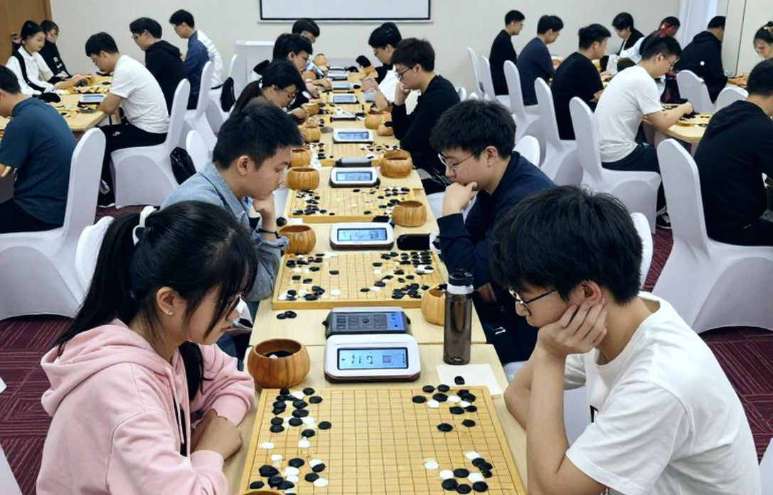 Carlsen thua trận đầu tiên tại GCL 2026: Khi đồng hồ là vũ khí, không phải lý thuyết khai cuộc
