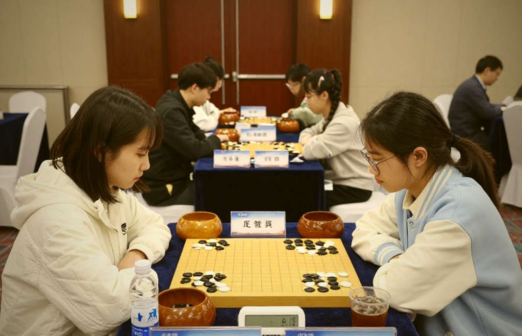 GCL 2026: Nepomniachtchi bóp nghẹt Carlsen, thắng Sindarov nhờ đồng hồ