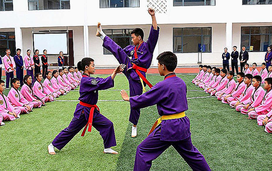 Hiệp phụ không có chân đế: Lò Thị Phung và lần đầu MMA Việt Nam bước vào nhà người lớn