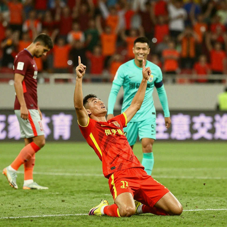 Doan Ngoc Tan out for three to four weeks, Doan Van Hau sent off after VAR intervention in V.League Round 2