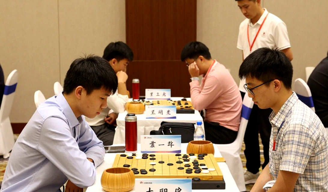 Elephant Gambit và cái tên bị mượn: đọc một bài quảng cáo khai cuộc như đọc một ván cờ